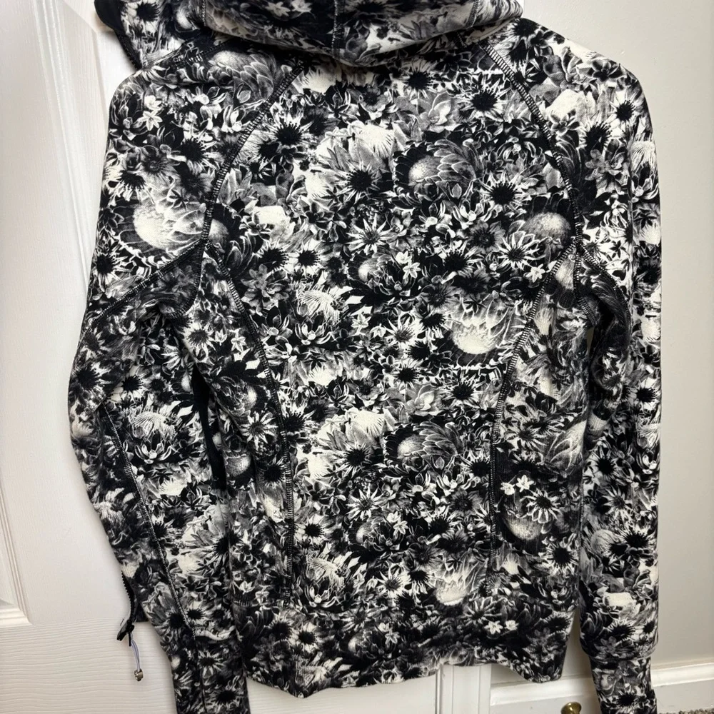 Lululemon Scuba Hoodie size 4 Flowabunga Black Angel Wing - Picture 8 of 8